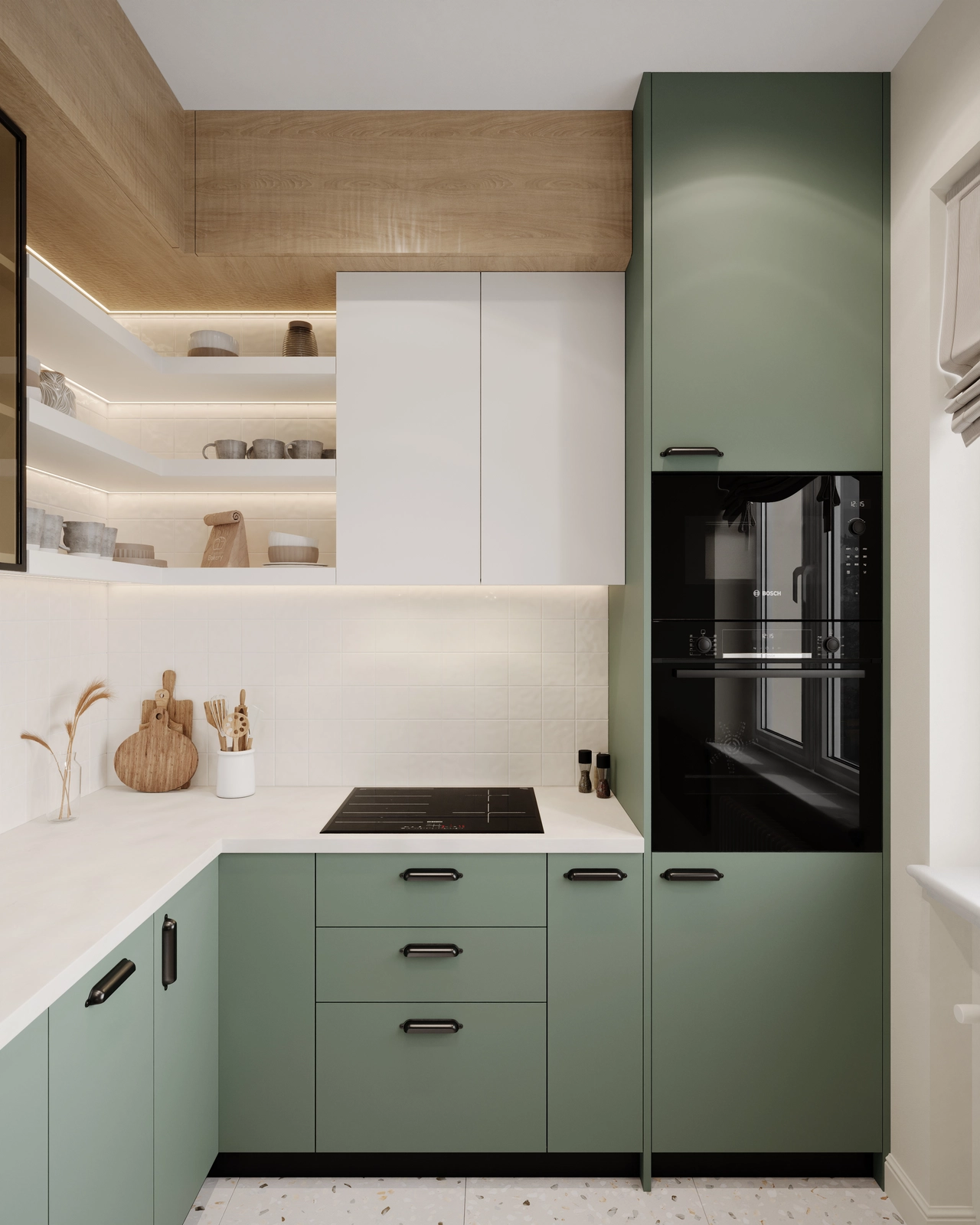 Bucătărie modernă, cu dulapuri inferioare de culoare verde salvie, dulapuri superioare albe și accente din lemn. Aparatele electrocasnice negre, cu design elegant, rafturile deschise și decorul în culori neutre creează o atmosferă confortabilă și minimalistă.