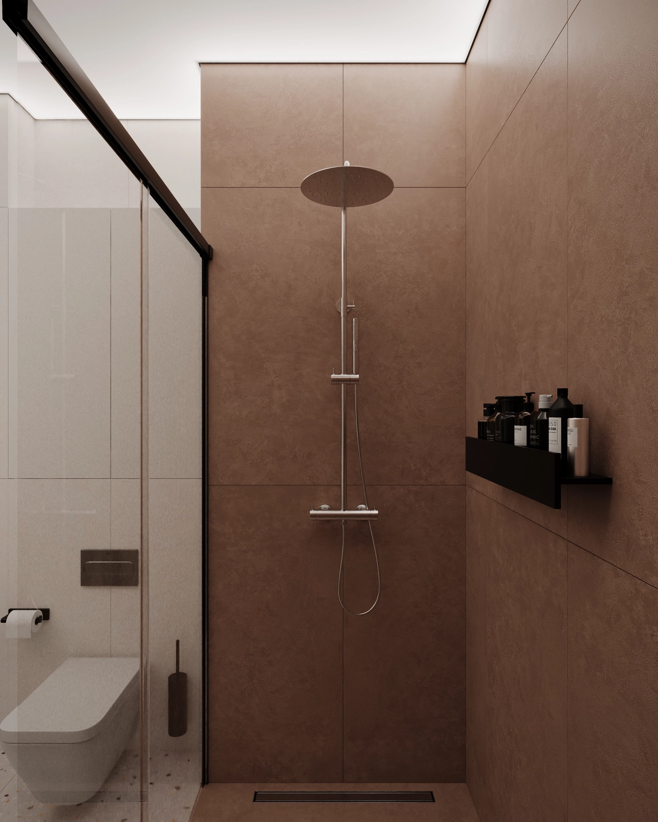 Un spațiu modern de duș, dotat cu un cap de duș tip ploaie, un design minimalist și un raft mic pe care se află diverse produse de îngrijire personală. Pereții au o nuanță caldă de maro, iar spațiul include o cabină de duș din sticlă.
